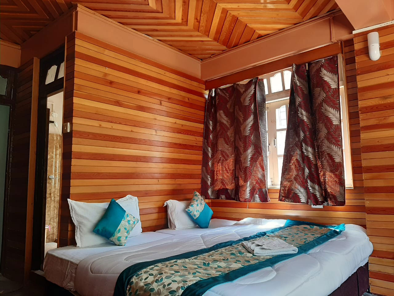 Hotel The Dokham in Lachung - Best Hotel to Stay in Lachung, tel:+919083596122 Book your stay in Lachung, List of Family Hotels to stay in Lachung